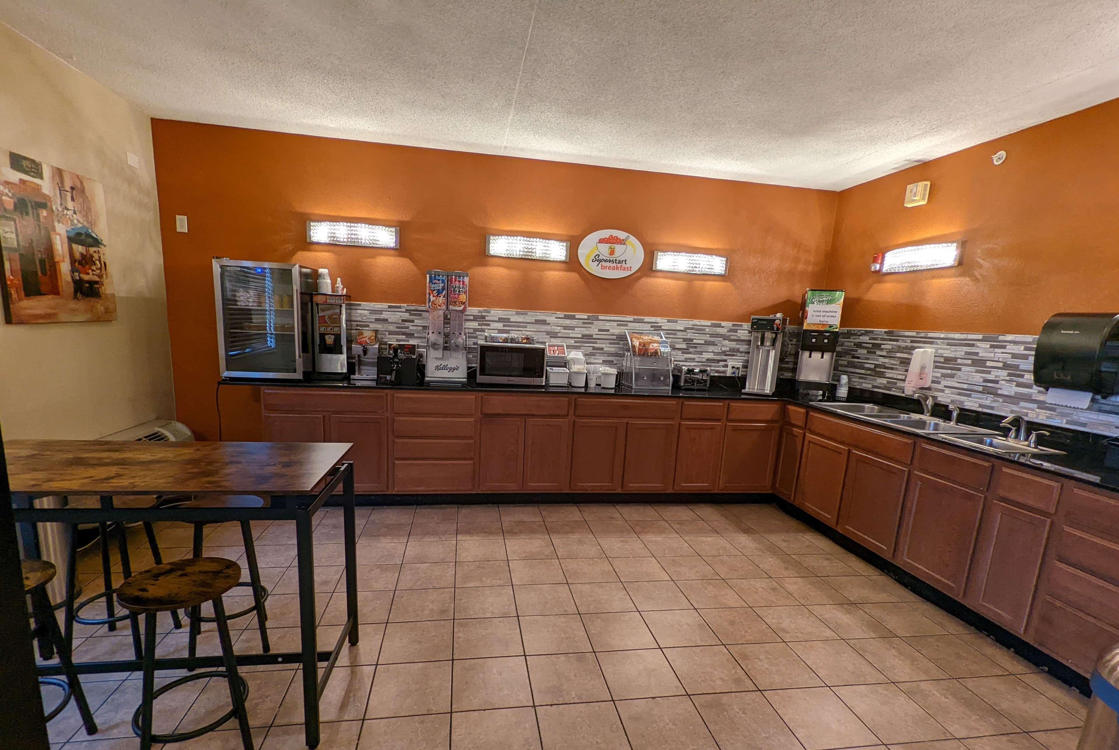 Super 8 By Wyndham Wichita North Hotel Buitenkant foto